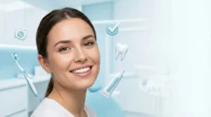 Mulher sorrindo com dentes brancos e saudáveis, representando cuidados com os dentes e hábitos diários de higiene bucal para manter um sorriso bonito e saudável.